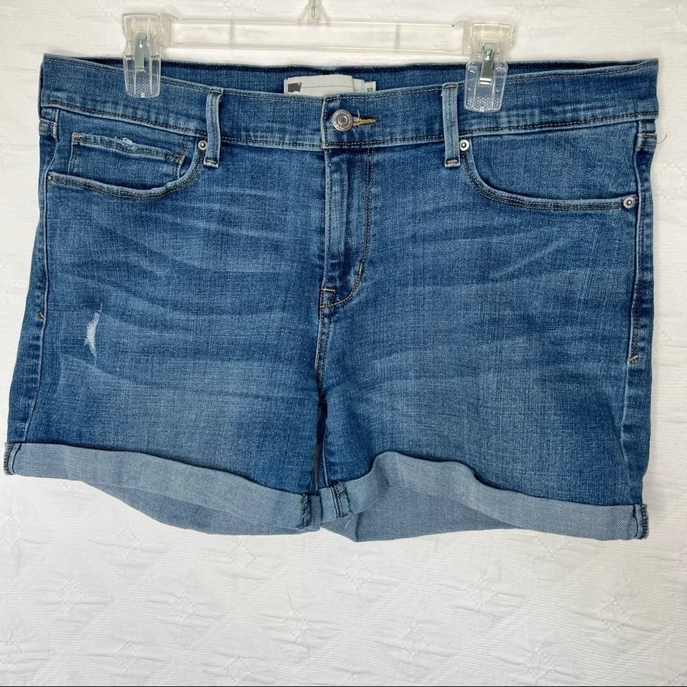 ! Levi’s woman’s denim shorts.